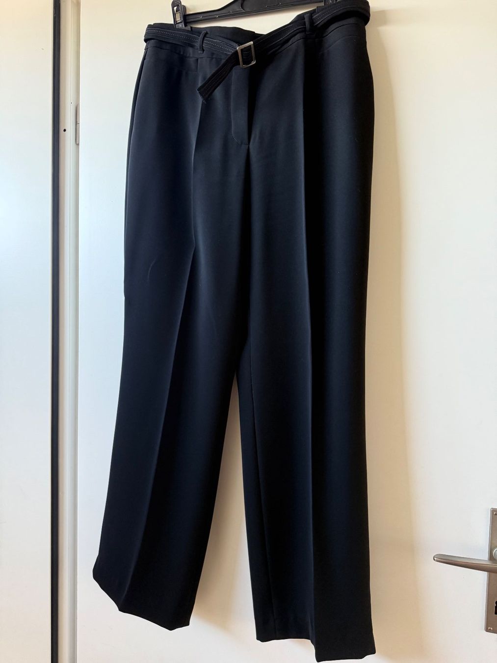 Pantaloni: Schwarze Stoffhose Gr. 40 mit Gürtel, elegant – Usato da Dällikon venduto da dahi1 2