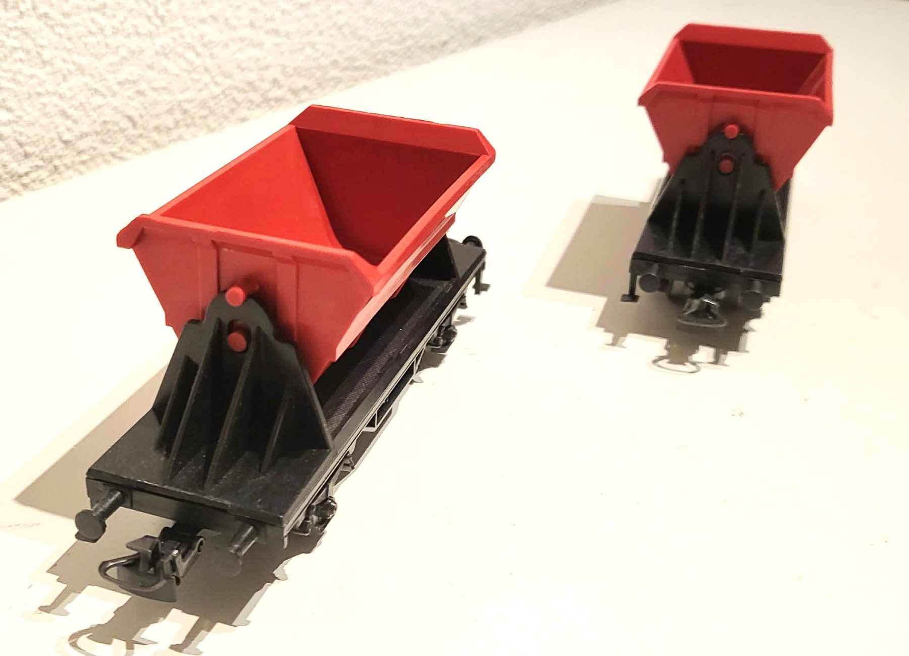 Märklin Modelleisenbahnen: Märklin 2 schöne Kipplore Güterwagen, rot – Gebraucht aus Dielsdorf von  1