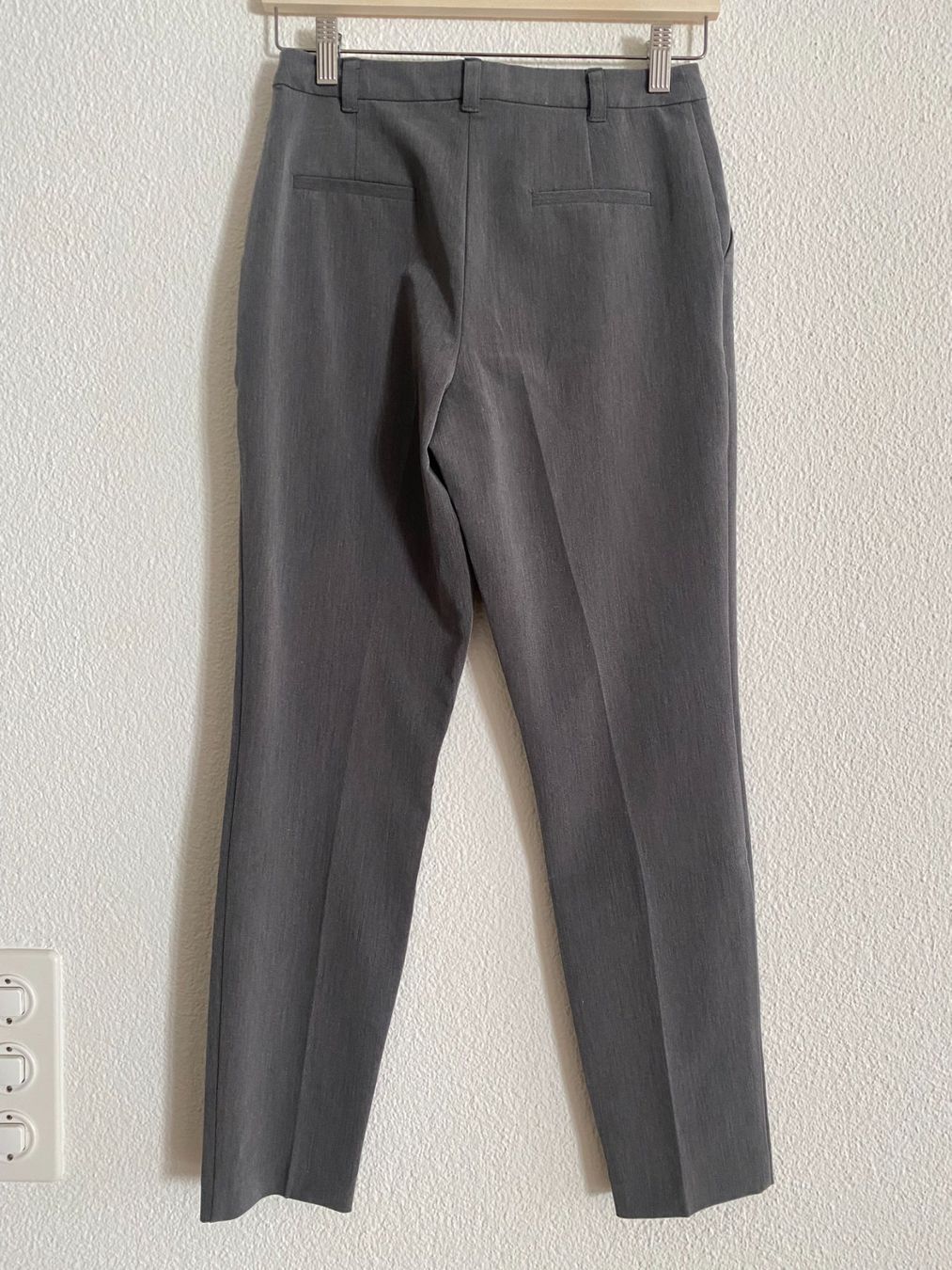 Topshop Pantaloni: Graue Anzugshose von Topshop – Usato da Luzern venduto da champagnelaury 1