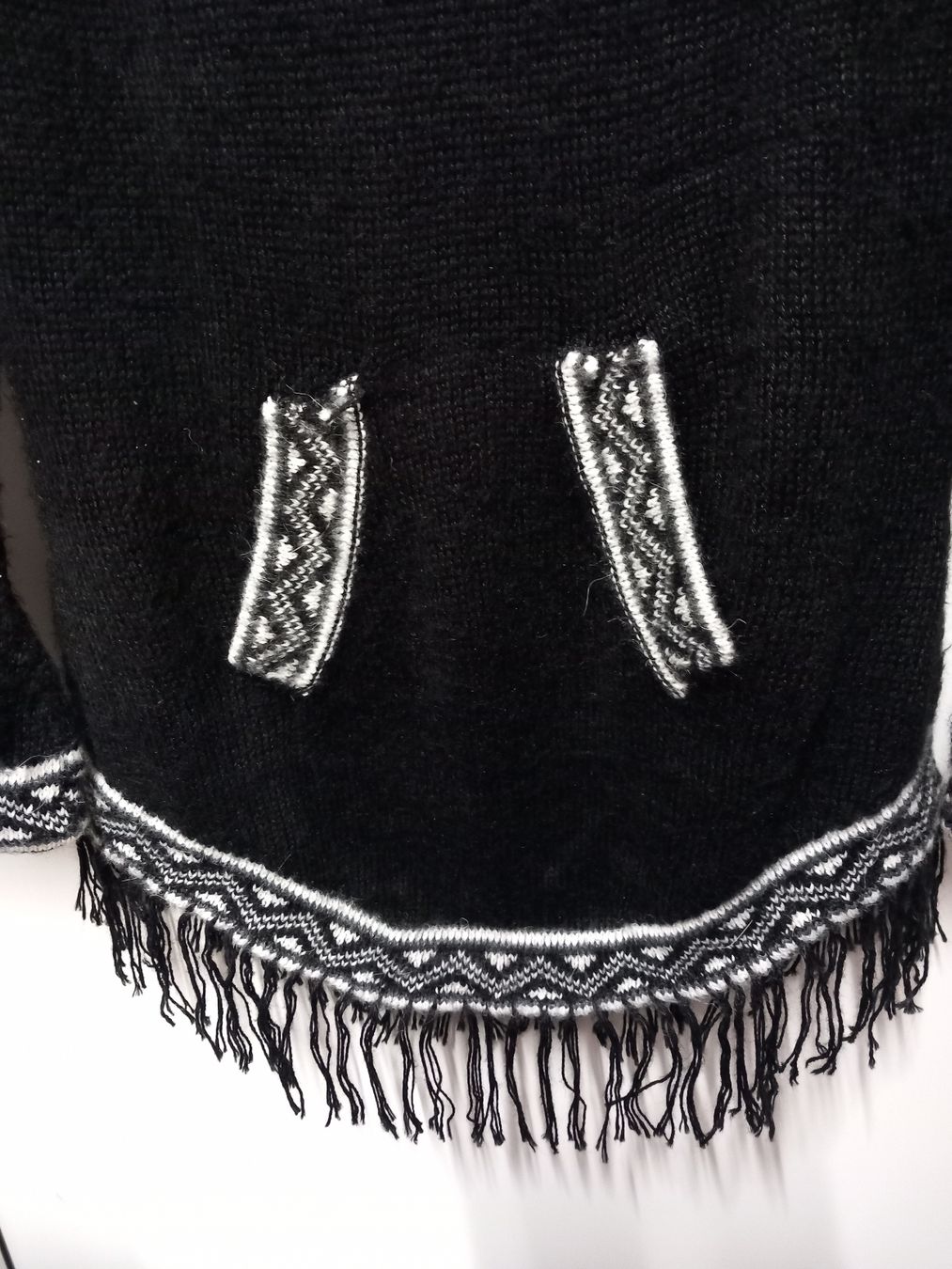 Maglioni & Felpe: Schwarzer Wollpullover mit Kapuze und Fransen Gr. L – Usato da Merligen venduto da muss_haben 2