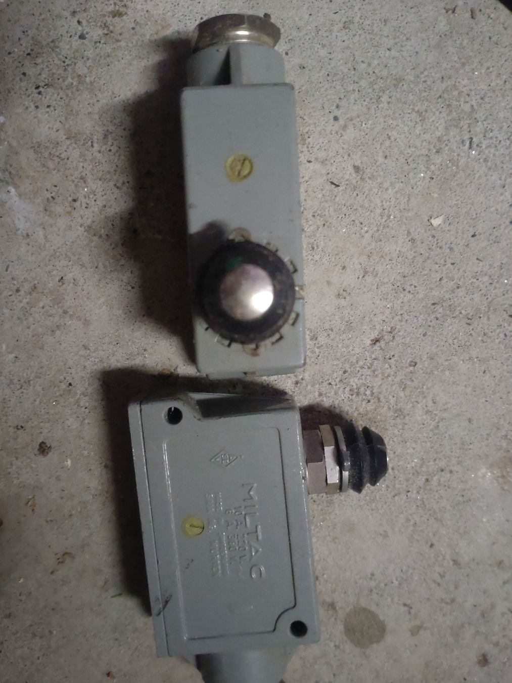 Schalter: MILTAC C Interrupteur de position Industriel, Lot de 2 – Gebraucht aus Vétroz von Guadonjin