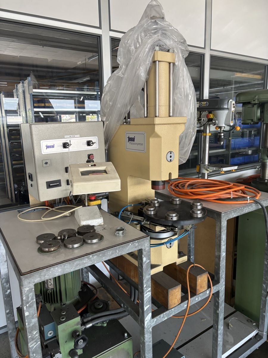 Tutte le macchine: Pressen Automation Maschinen  – Usato da Richterswil venduto da mandela1918