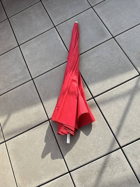 Ombrelloni: Parasol rouge en bon état – Usato da Morges venduto da con_jw6n 2