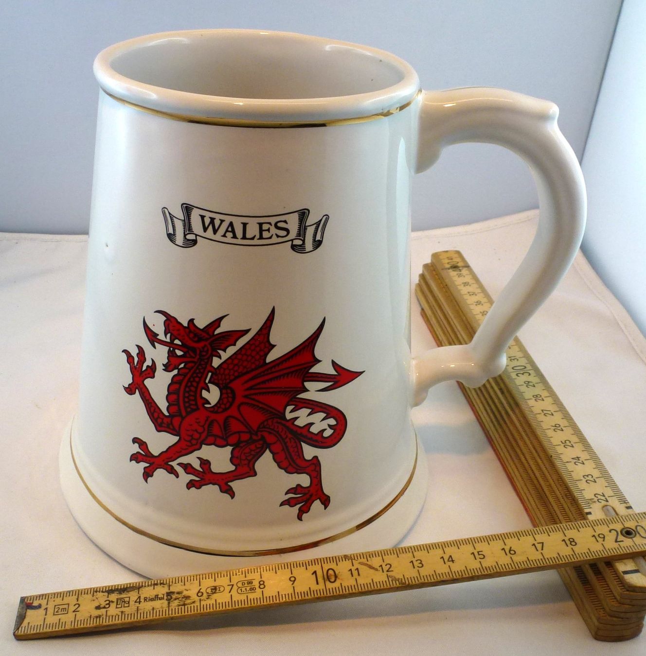 Gläser: Bier-Humpen "WALES" (Sehr Gross) – Gebraucht aus Murgenthal von B.StM