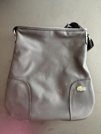 Sac Lacoste noir, bandoulière réglable - parfait pour l'été*