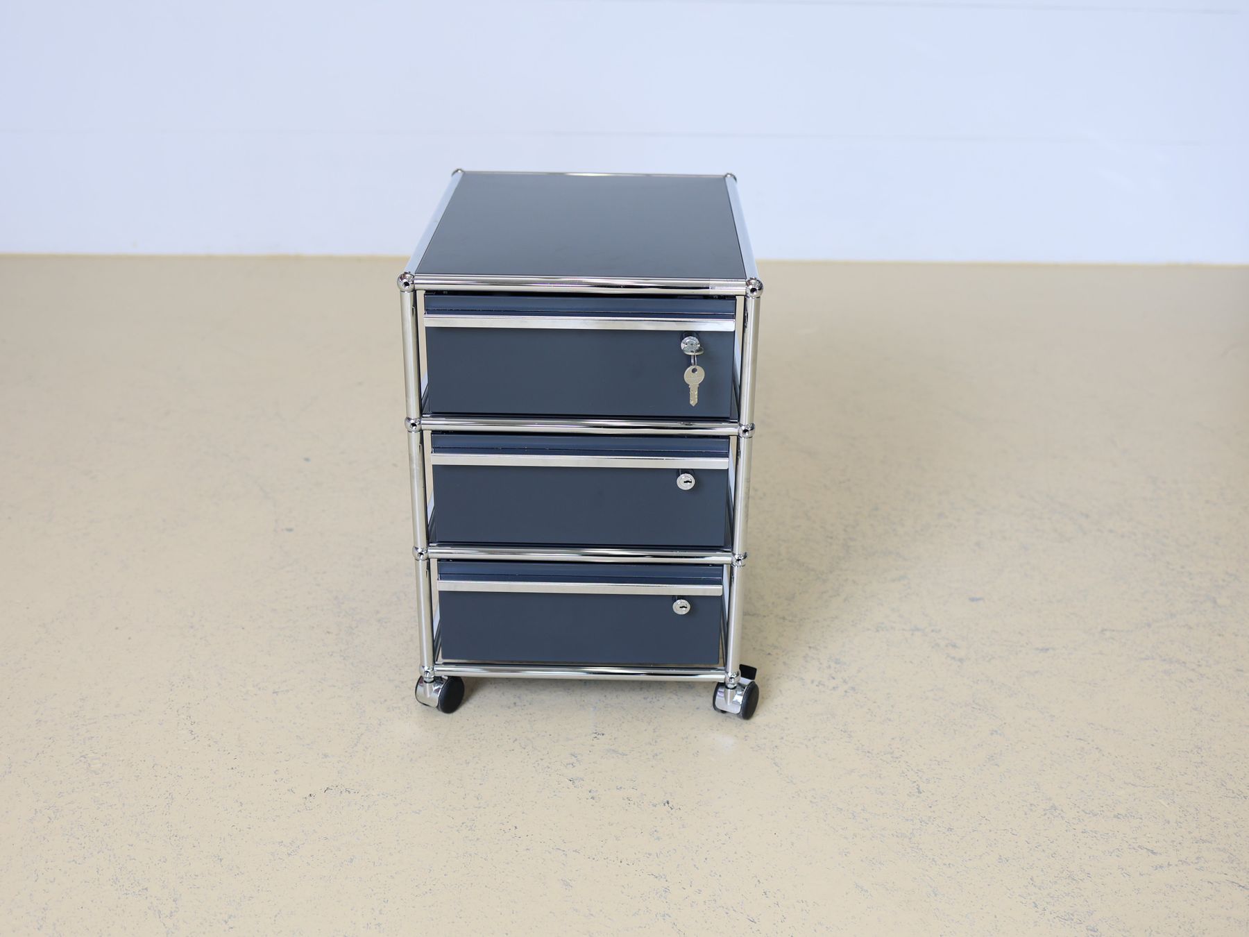 USM Banconi: USM Haller Container mit Rollen | Anthrazitgrau | Neuwertig – Usato da Meinisberg venduto da atelier_TILIJA 4