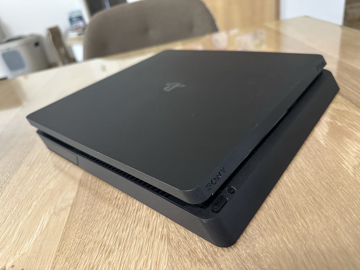 Sony Console: Sony PlayStation 4 Slim + Controller – Usato da Siggenthal Station venduto da DynamicLight 5