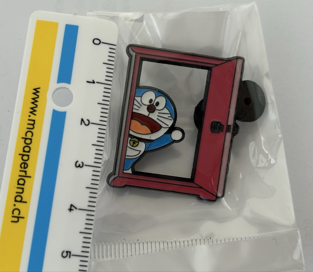 Placchette & Badge: Pin - Doraemon behind the door - new – Nuovo (secondo la descrizione) da Basel venduto da lau_982w