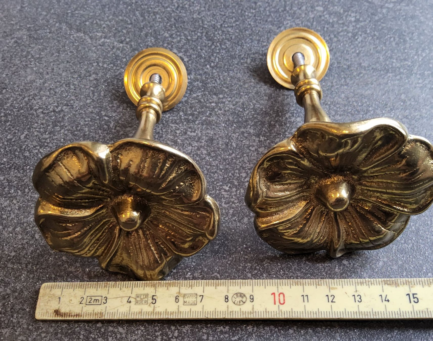 Ferramenta: Antike Messing Keiderhaken/Griffe Blumendesign – Usato da Diegten venduto da ayla2009 4