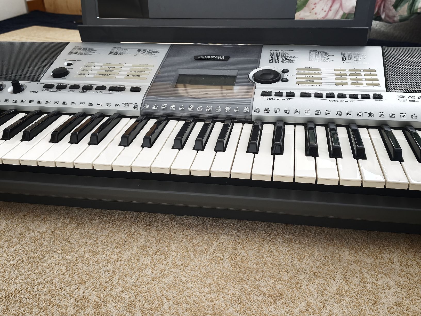 Yamaha Strumenti musicali: Yamaha PSR E403 Keyboard mit Notenständer und Netzteil – Nuovo (secondo la descrizione) da Bern venduto da sam_draga99 9