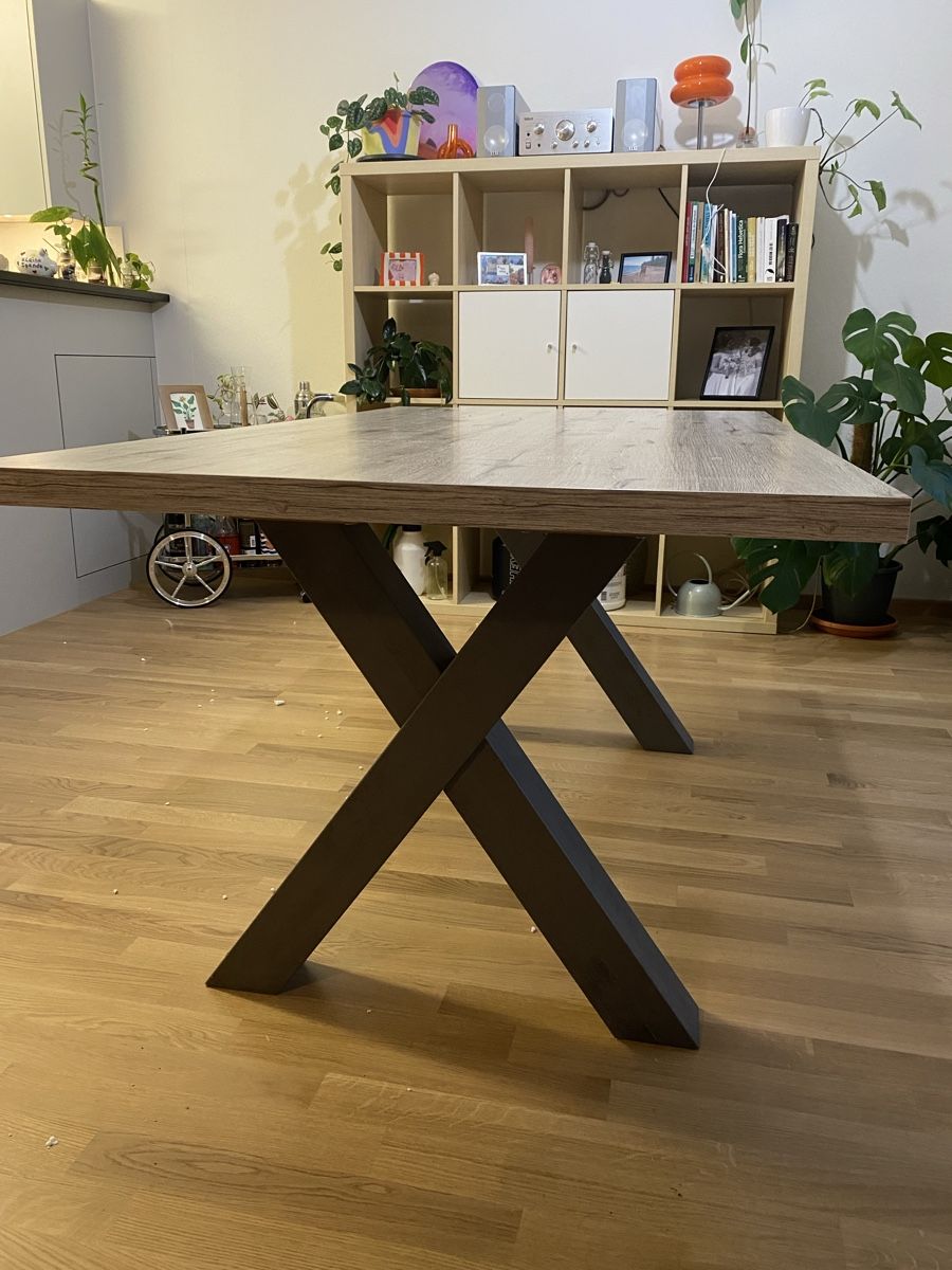Tavoli: Dining Table with Stylish Legs – Usato da Basel venduto da christine.duerr 1