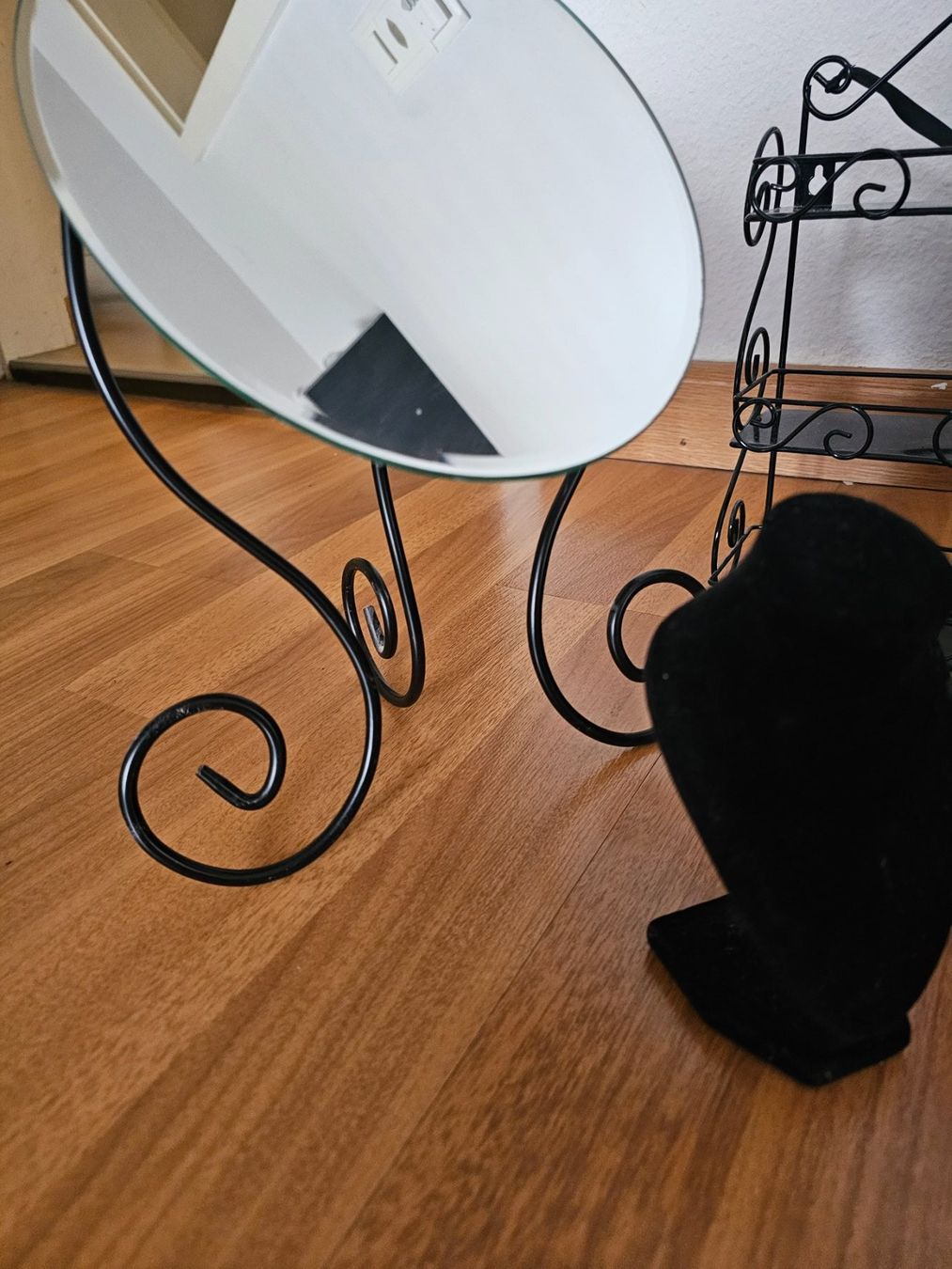 Tutte le decorazioni: Spiegel und Schmuck Accsessoire Set – Usato da Basel venduto da NyGrow 3