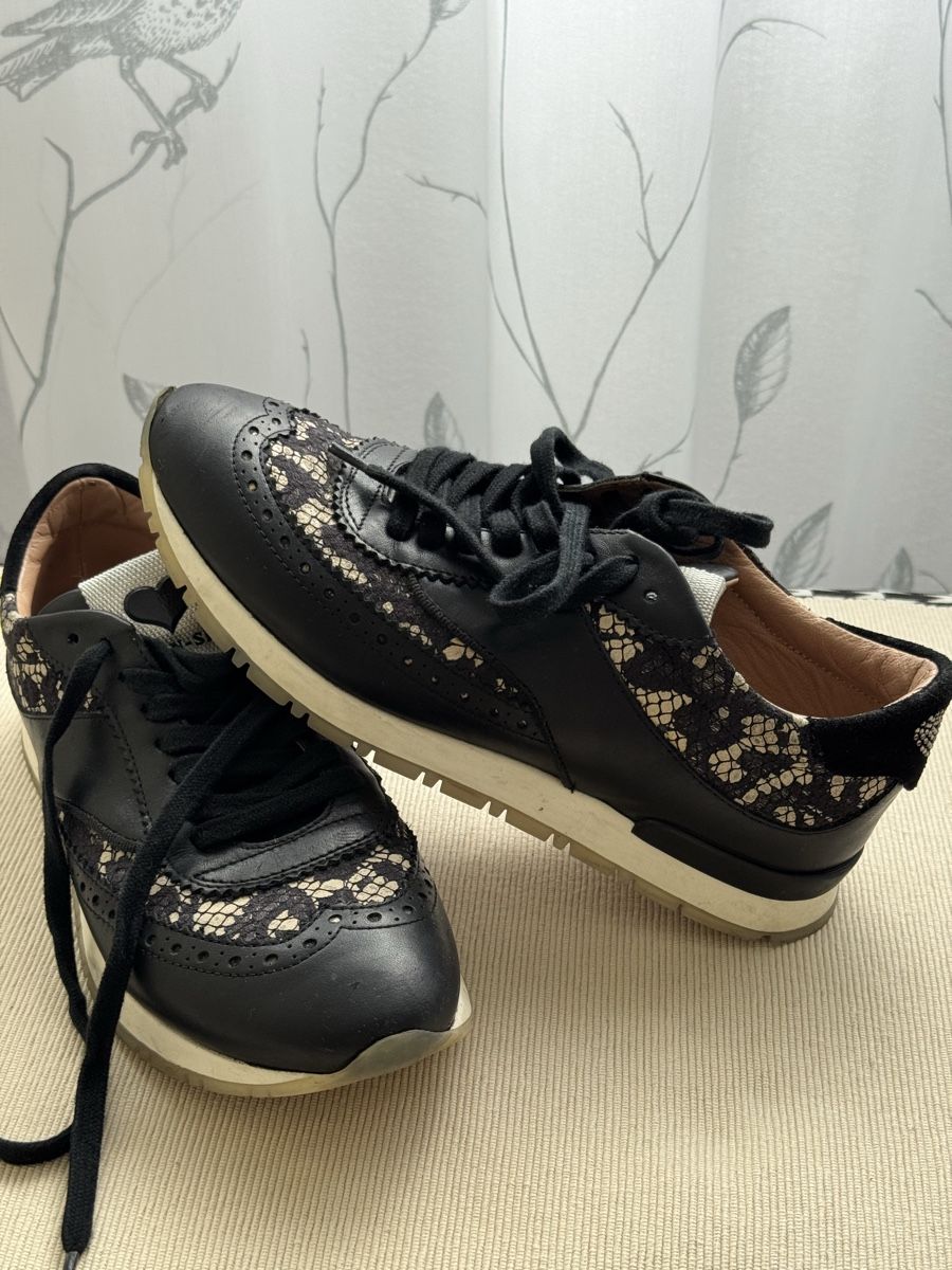 Twinset Damenschuhe: Twinset Sneaker, Schwarz mit Spitze, Gr. 38 – Gebraucht aus Birr von sfe_rhj7
