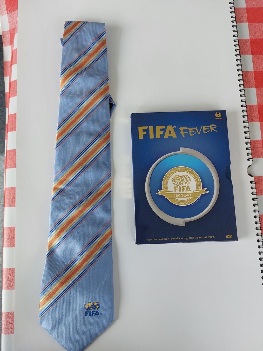 Tutti i DVDs: FIFA - Krawatte und DVD "FIFA Fever" – Usato da Binningen venduto da Harry_82