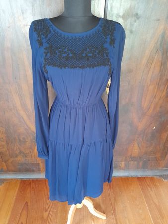 Kleid . mit Perlen bestickt . S . Rückenausschnitt .