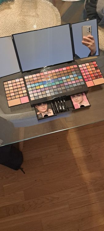 Bella Oggi Kaleidoscope Schminkpalette – 114 Lidschatten, 30 Lipgloss, 5 Rouge, Mit Spezial-Öffnungsmechanismus