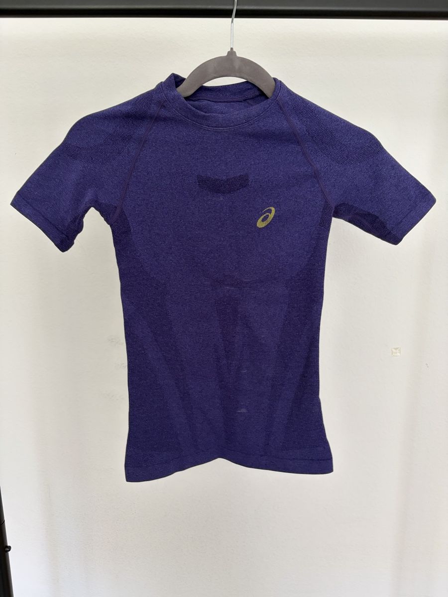 Asics Tops: Asics top – Gebraucht aus Hünibach von rut_hlg5