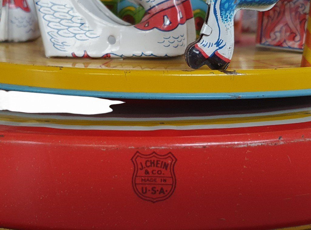 Spielzeuge: grosses, altes Blech-Karussell – Gebraucht aus Flawil von JaguarXJSHE 3