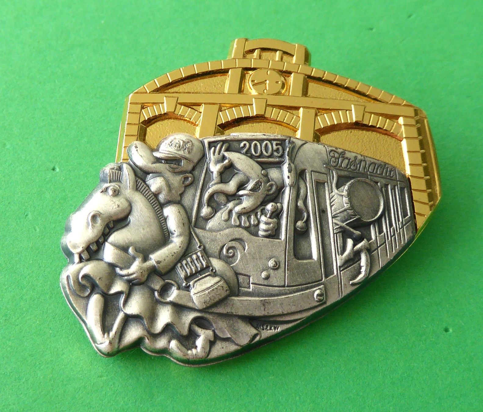 Basler Placchette & Badge: Basel Fasnachtsplakette Gold 2005 mit Nadel – Usato da Aesch BL venduto da Kauri1