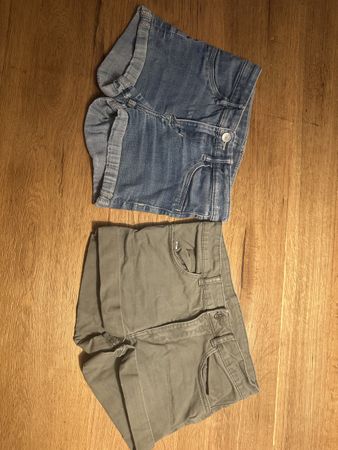 2x Kurze Hosen 140 Jeans und Stoff 