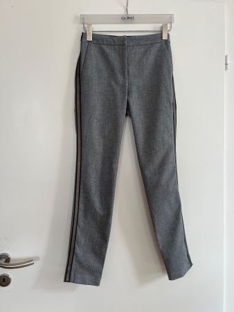 Graue Stoffhose mit seitlichem Galonstreifen — Gr. M