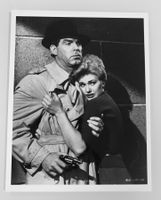 Grosses Foto Kim Novak & F. Mac Murray 1954 in Pushover