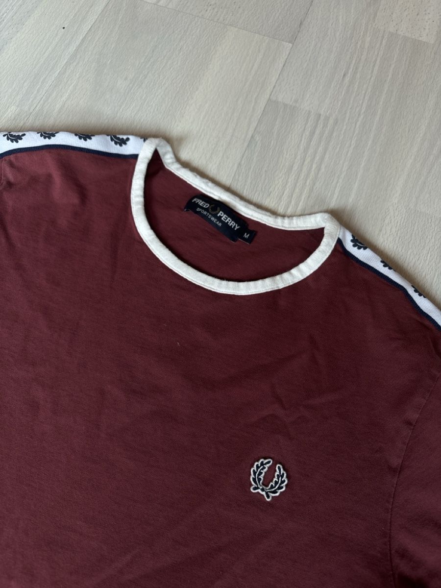 Fred Perry T-shirt: Fred Perry T-shirt  – Usato da Blignou (Ayent) venduto da Lucas.s23 1