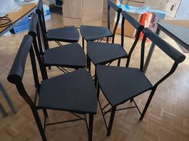 6 schwarze Stühle