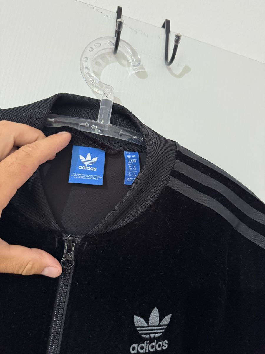 Adidas Maglioni & Felpe: Adidas Oryginals Damen Samt Zip Pullover Schwarz Grösse 38 – Nuovo (secondo la descrizione) da Wetzikon ZH venduto da Jan_wojt 3