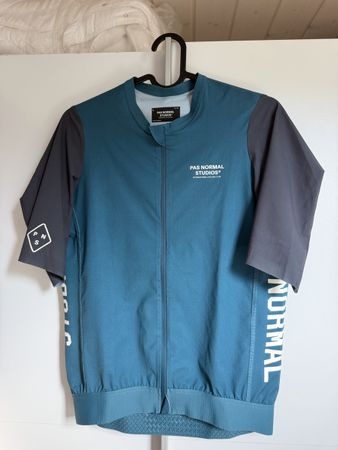 Pas Normal Studios Solitude Velotrikot grösse L