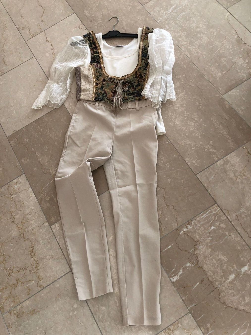 Lotti di vestiti: Trachtenbustier mit Blusenshirt und Hose – Nuovo (secondo la descrizione) da Hergiswil NW venduto da redrose51 1