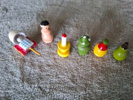 6 Holzsächeli, Puppenwägeli, Puppe, Flaschen usw. Puppenhaus