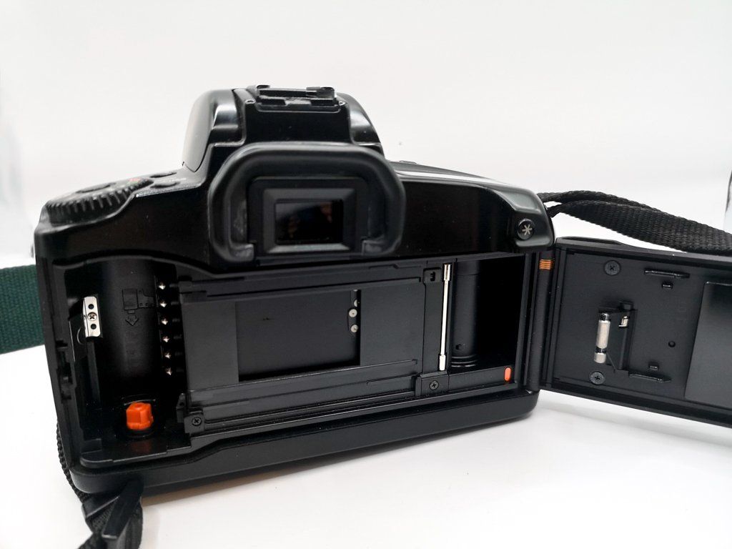 Canon Fotocamera: Canon EOS 100 analoge Kamera mit Objektiv – Usato da Sargans venduto da Botanico 3