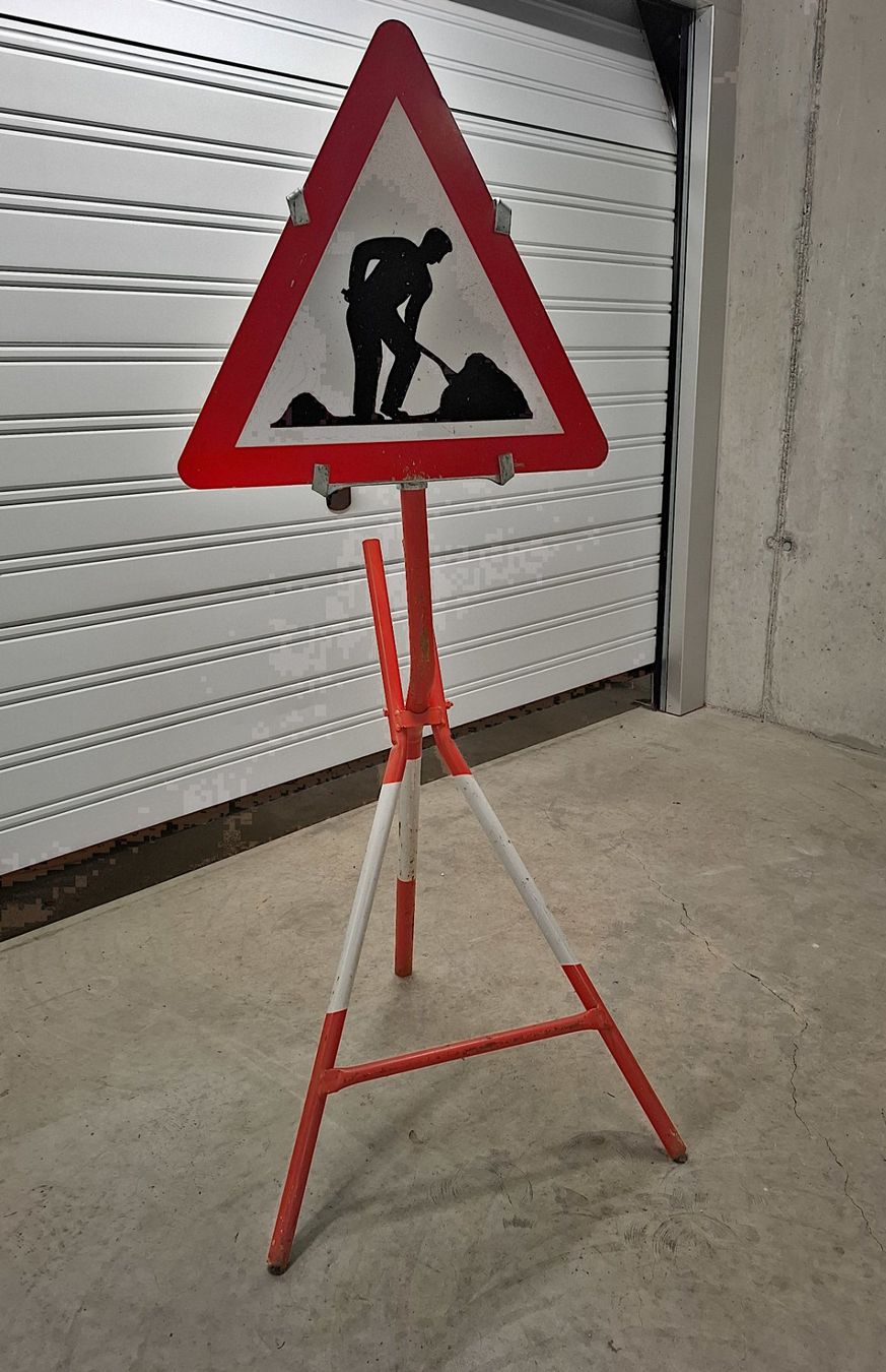 Insegne: BAUSTELLENSCHILD (REFLEKTIEREND / MIT STÄNDER - TOP – Usato da Lyss venduto da KALEO