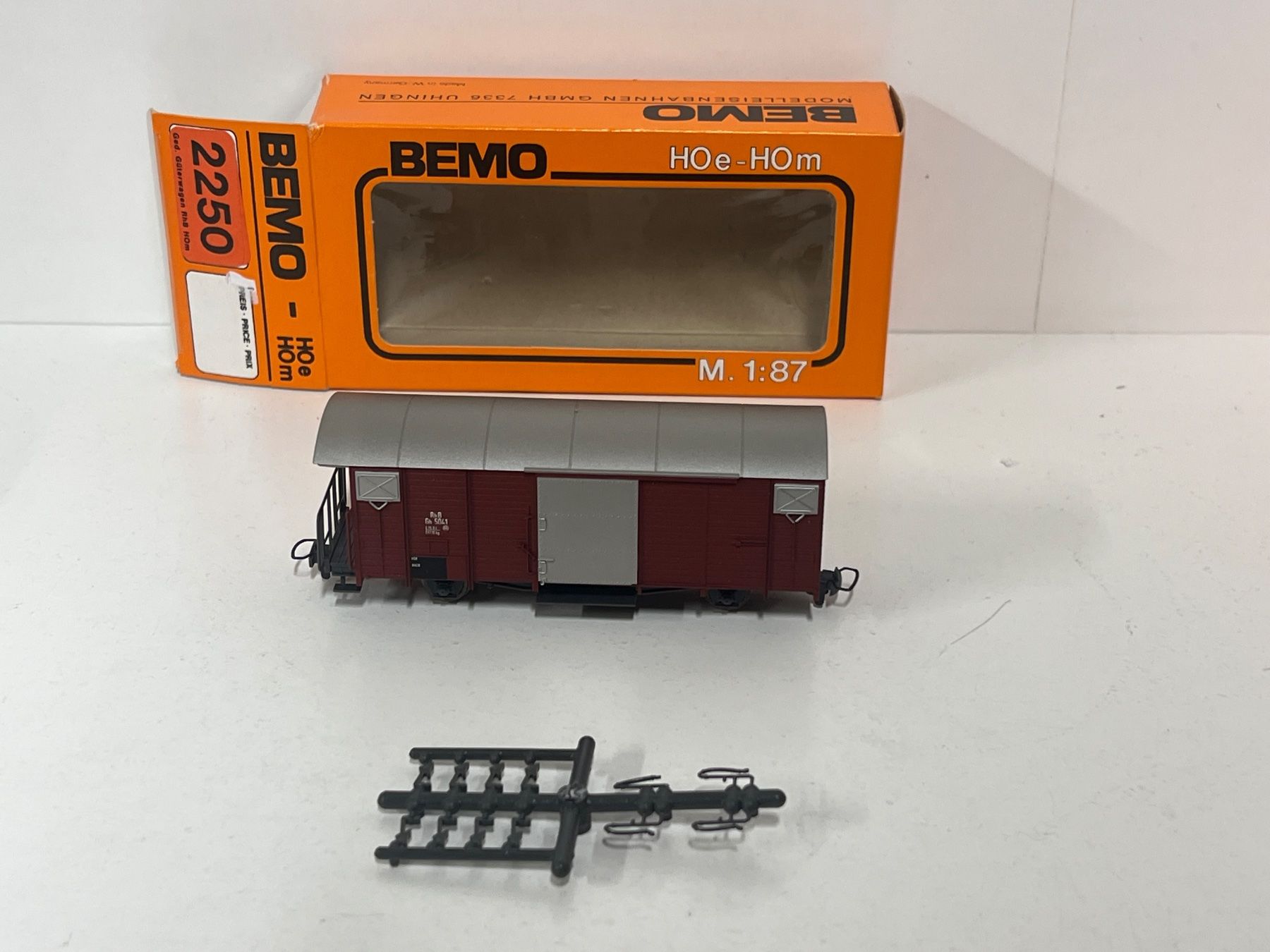 Bemo Modellini di ferrovie: Bemo 2250 ged. Güterwagen RhB H0m – Usato da Neuenhof venduto da ludovicco