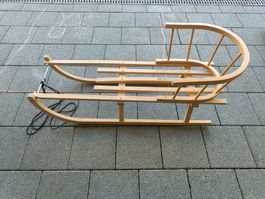 Holzschlitten mit Kindersitz