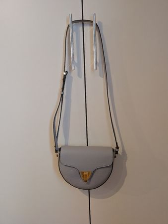 Schöne Coccinelle Tasche, hellgrau, Leder, wie neu!