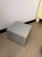 Kleine verzinkte Metallbox