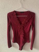 Roter Body mit Spitzen