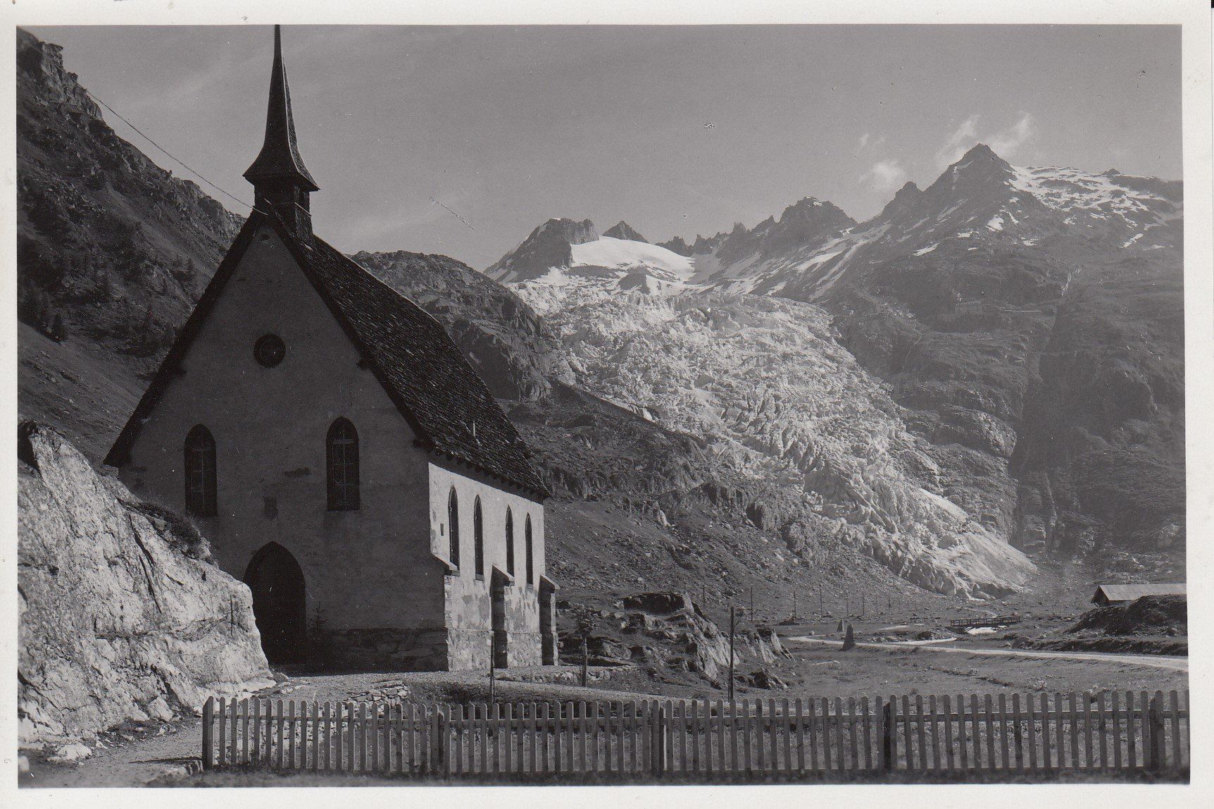 Cartoline postali: Gletsch  VS  -   Kapelle mit Rhonegletscher – Usato da Brig venduto da Valcards54