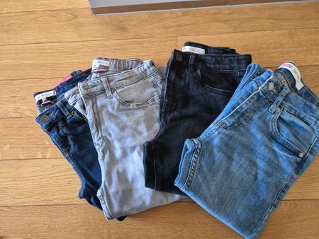4 paires de pantalons fille 12 ans - LEVI'S / TOMMY