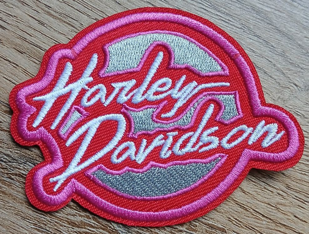 Harley-Davidson Toppe: Écusson Harley-Davidson rose vif - Style motard unique! J059 – Nuovo e nell'imballaggio originale da Allens venduto da MADE.IN.ROCK.N.ROLL