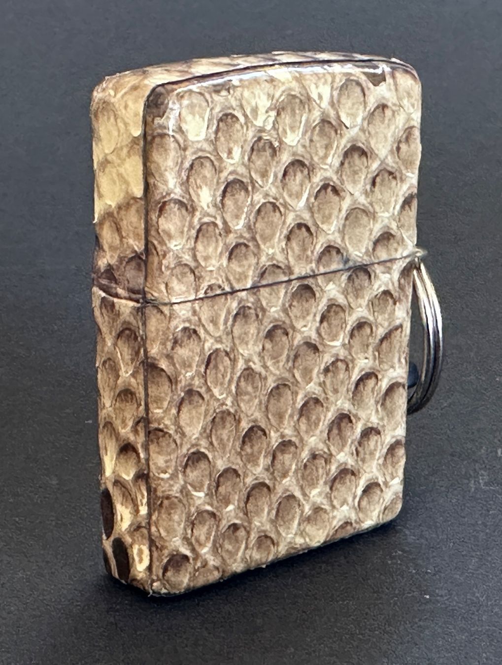 Zippo Accendini: SELTENES LOSS PROOF ZIPPO AUS PYTHON HAUT VON 2007  NEU – Nuovo e nell'imballaggio originale da Untersiggenthal venduto da zippjoe 3