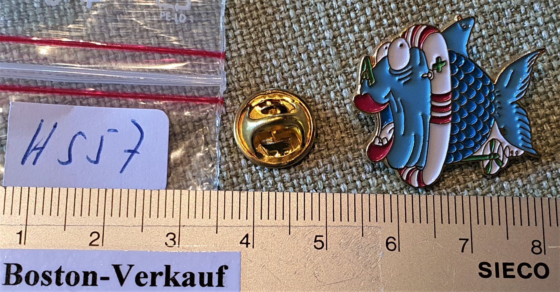 Placchette & Badge: H557 - Pin Fisch mit Rettungsring – Usato da Reinach BL venduto da Boston-Verkauf 1