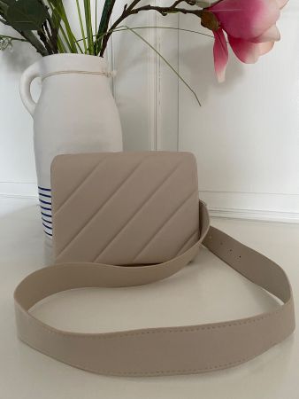 Trendige Umhängetasche in Beige, neuwertig für den Frühling