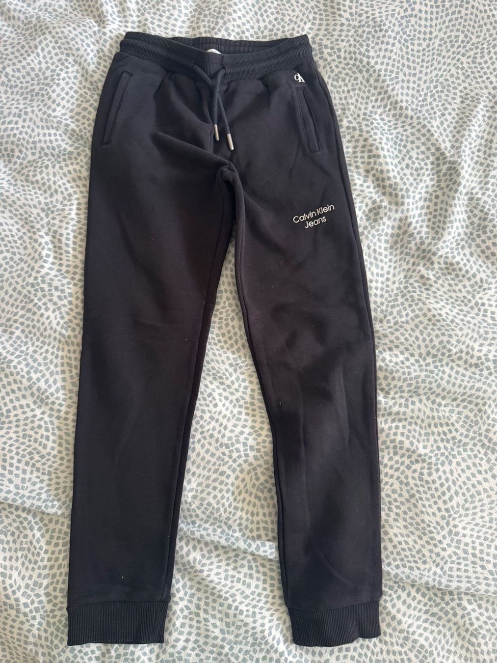 Calvin Klein Pantaloni: Calvin Klein Jeans Pantalon noir - 10 ans – Usato da Chatelaine venduto da lae_7h8n