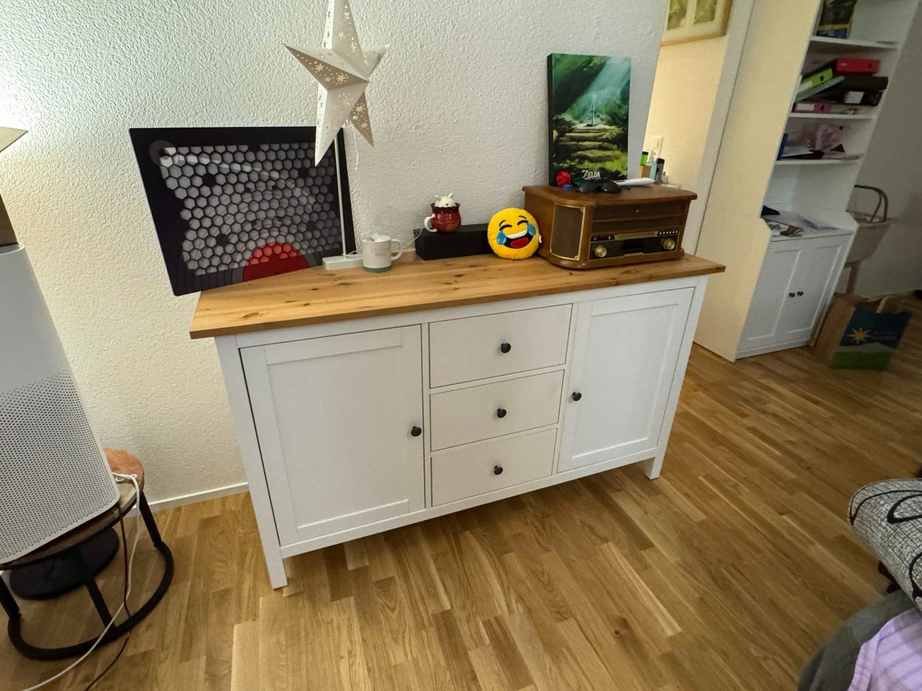 Commodes: HEMNES Sideboard, weiss gebeizt/hellbraun – D'occasion à Kerzers par Beri.i 2