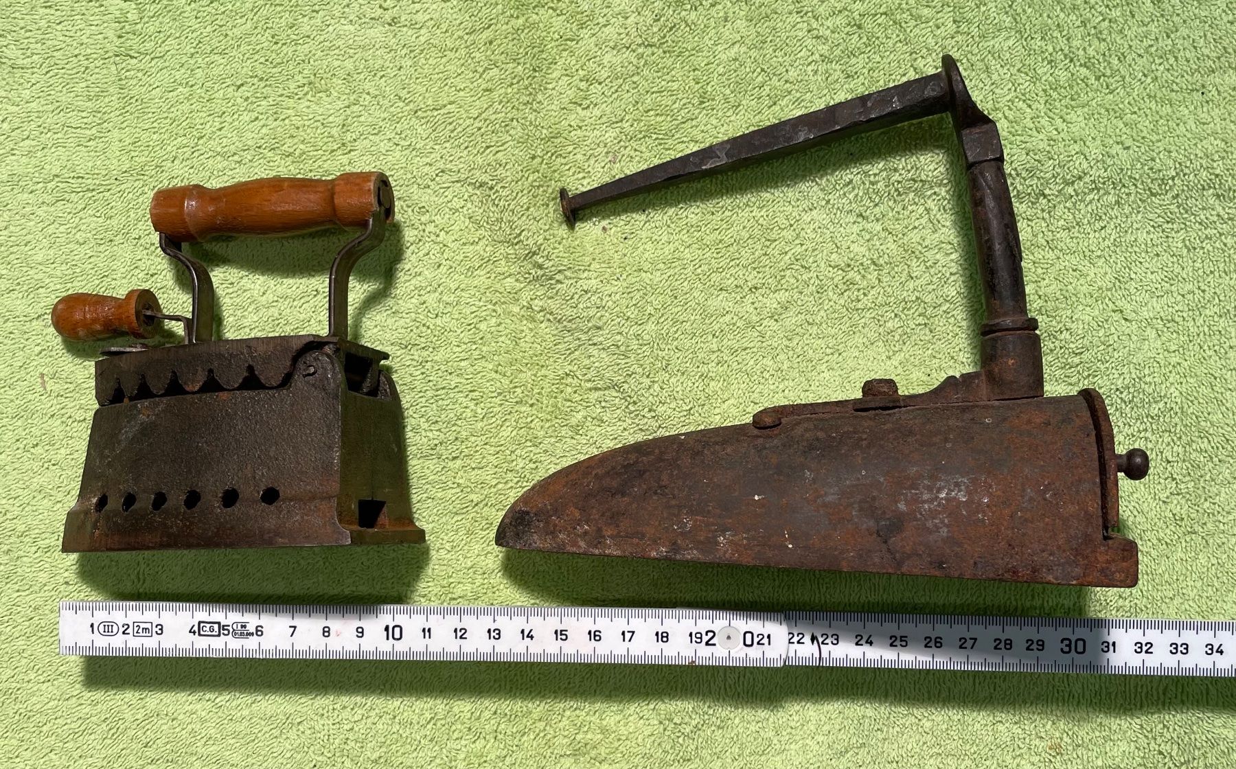 Ferri da stiro: Antike Bügeleisen 2 Stück – Usato da Bremgarten AG venduto da Schussi