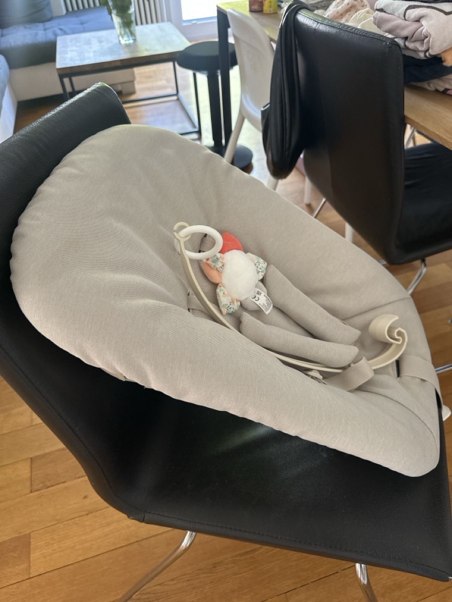 Stokke Bascules & balançoires: Newborn Set mit Spielzeughalter Vanilla White – Neuf (Voir description) à Oberwil BL par jas_wxn2