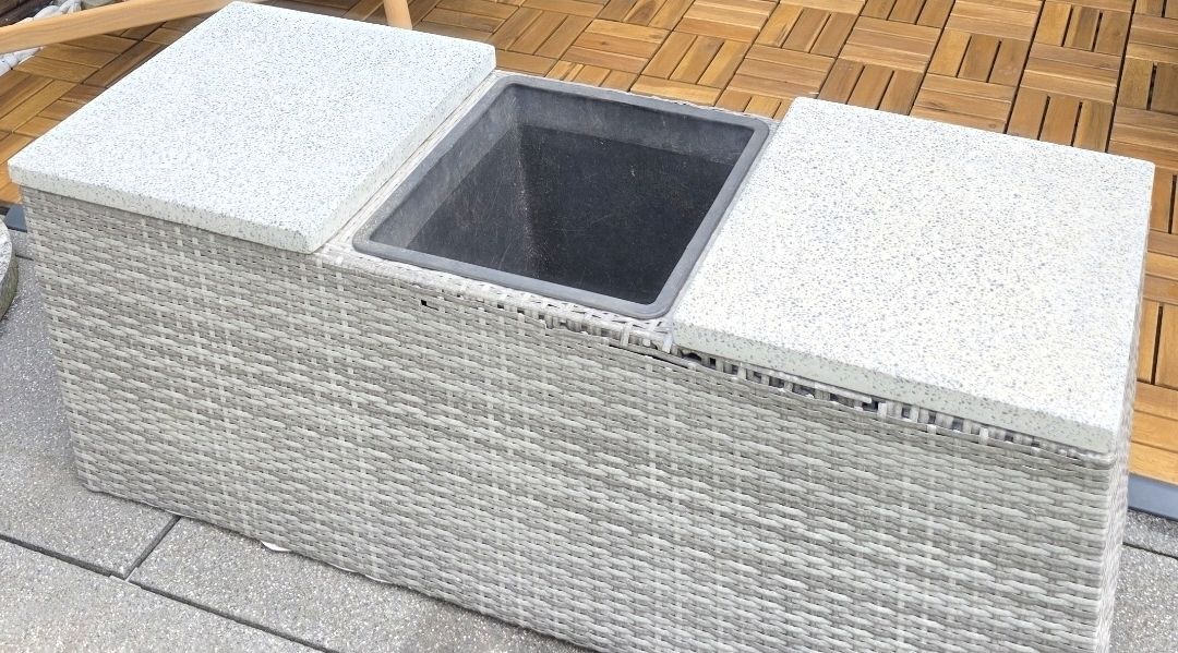 Bänke: Rattanbank mit Blumentopf und Steinplatten – Gebraucht aus Adlikon von Tami2019